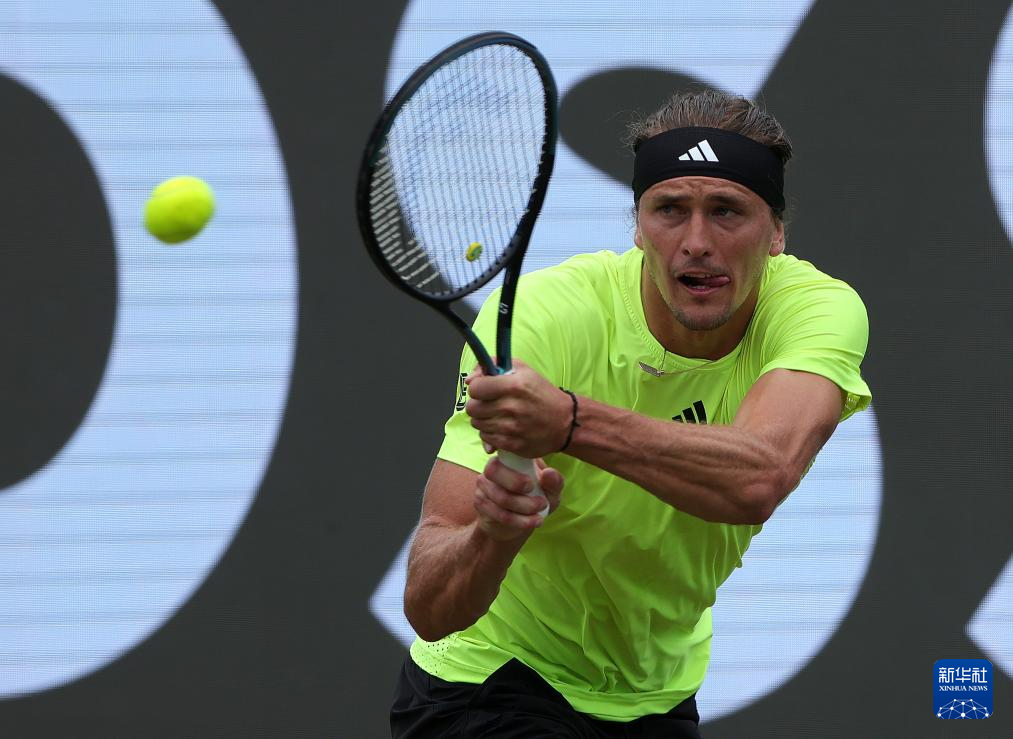 关于美国网球队完胜意大利网球队，兹维列夫送出助攻的信息