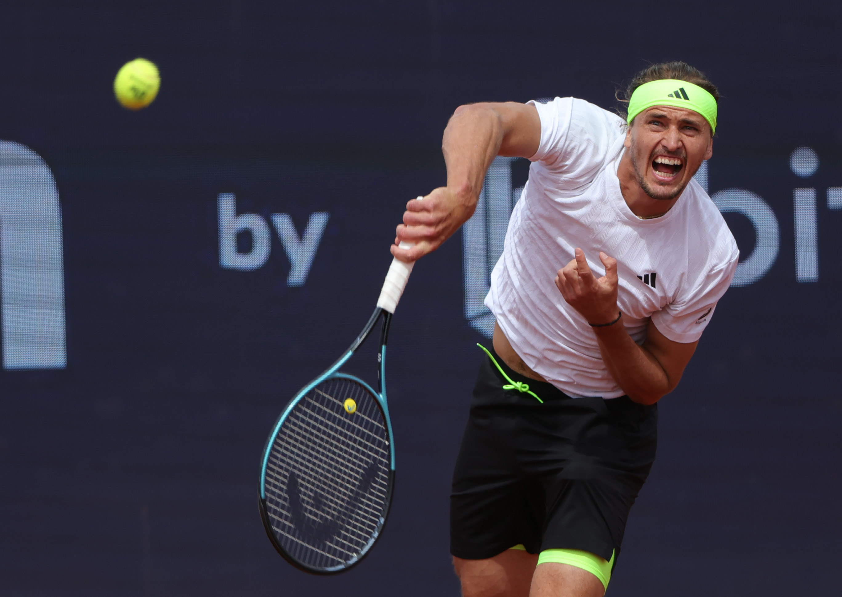 关于美国网球队完胜意大利网球队，兹维列夫送出助攻的信息