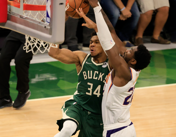 雄鹿横扫灰熊,艾顿高光表现 雄鹿横扫灰熊,艾顿高光表现