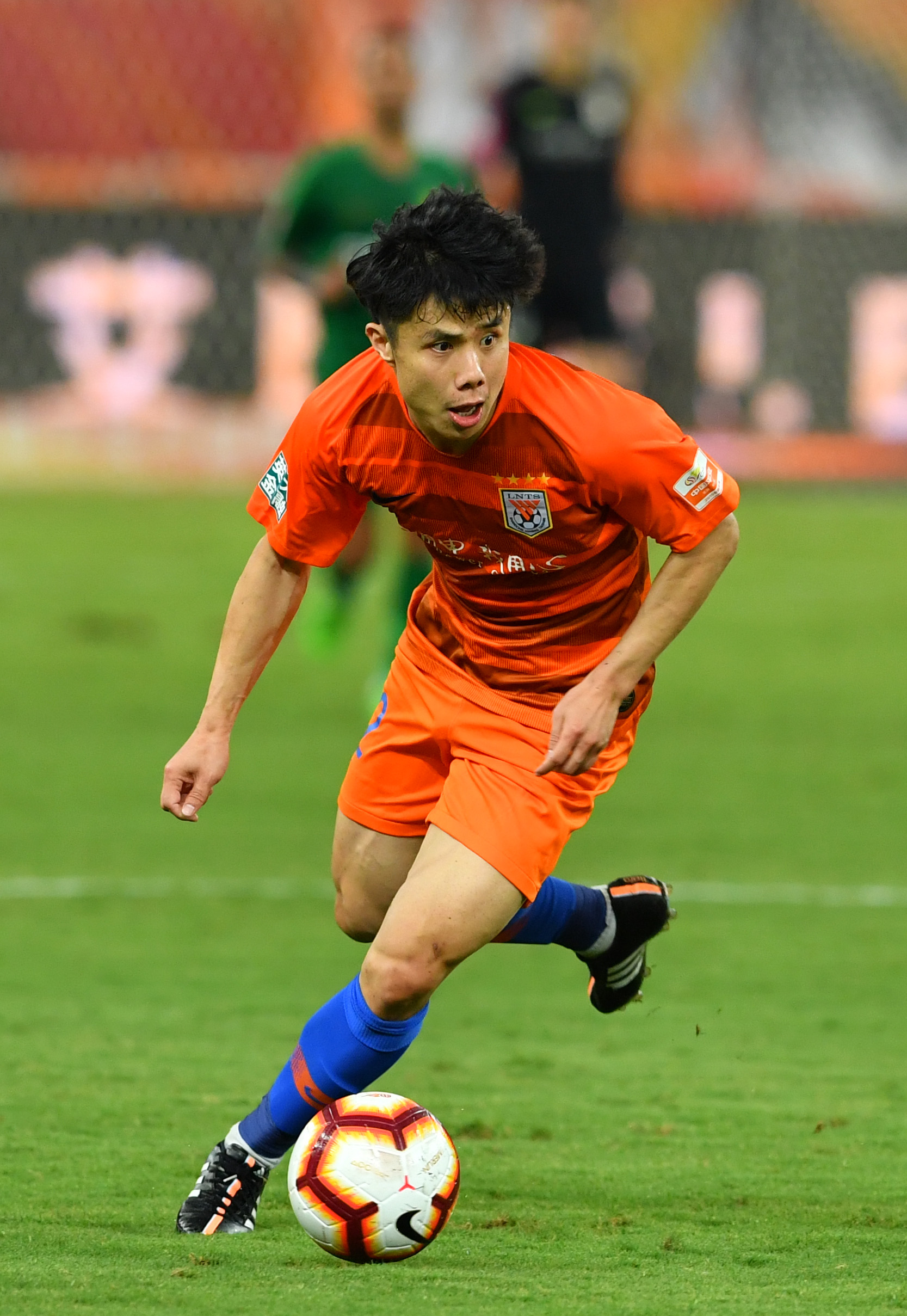 精湛脚法展现,球员风采不凡的简单介绍 精湛脚法展现,球员风采不凡的简单介绍