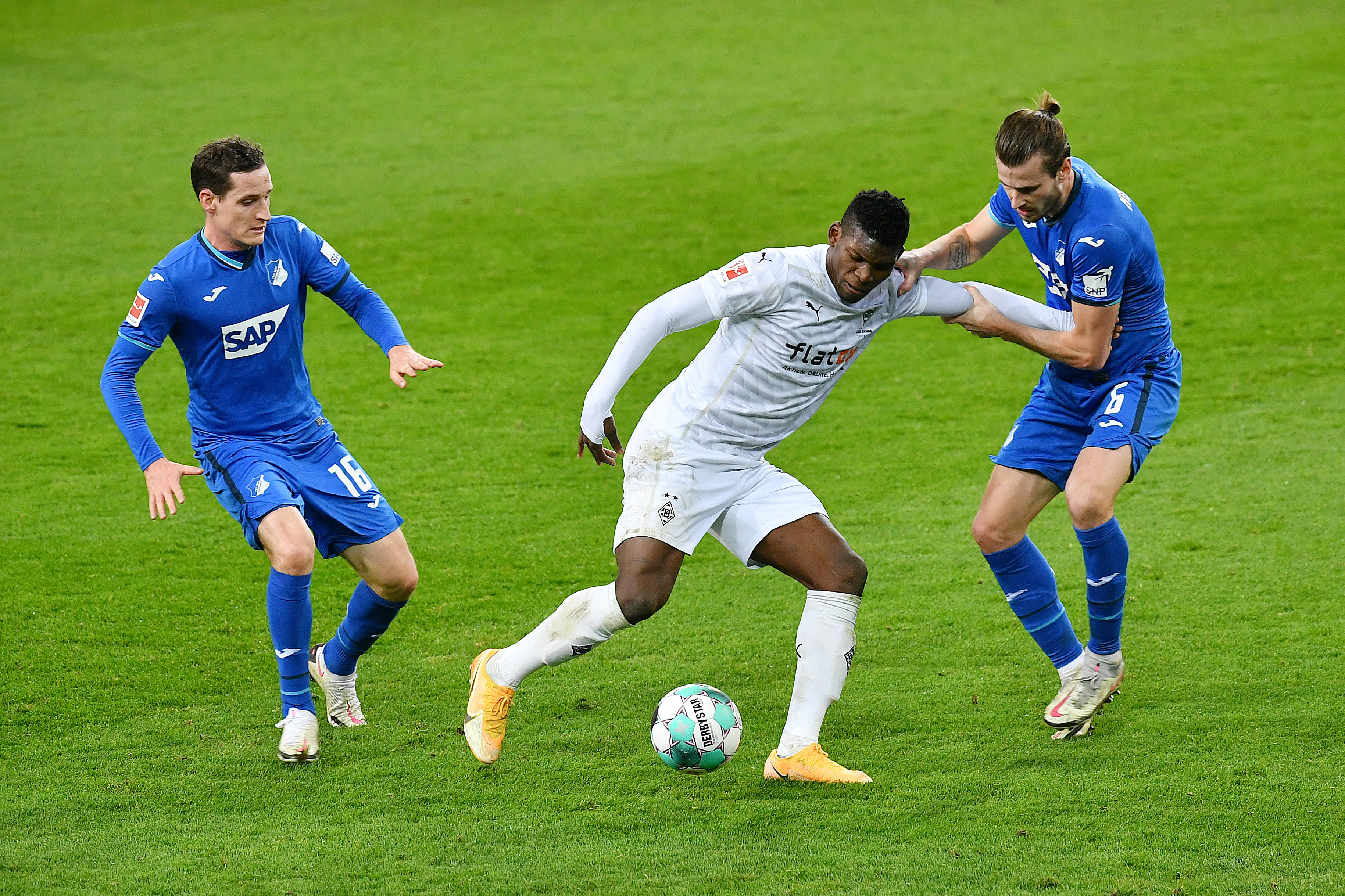 包含霍芬海姆球队在主场获得胜利，实现连胜的词条